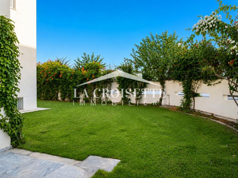 Rez-de-chaussée de villa  S+3 avec jardin à Gammarth
